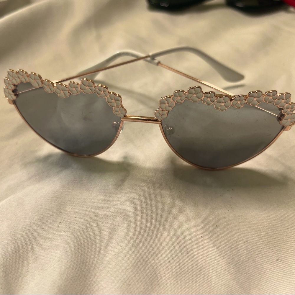 💕2/$12 3/$15💕 Cute white flower sunglasses